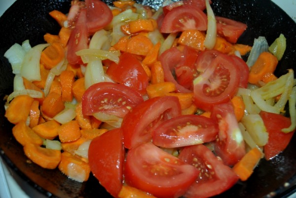 Морковь, лук и помидоры для овощного рагу
